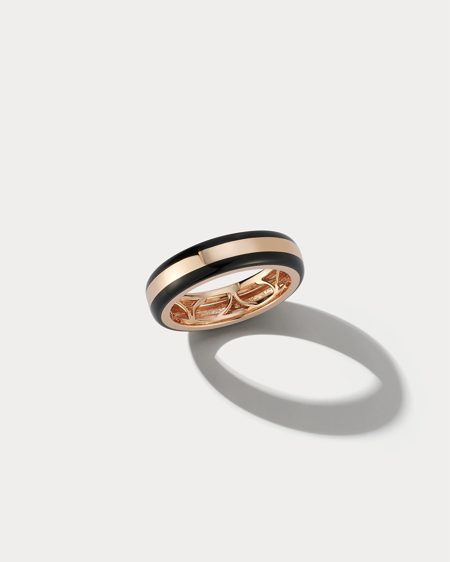 Rose gold and black ceramic ring by Ammrada, close-up of sleek band with contrasting colors and smooth finish